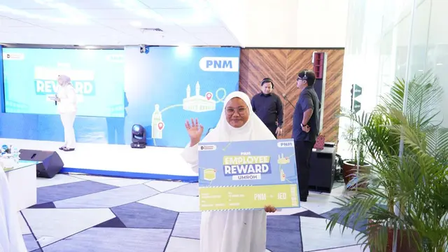 Seorang anak bernama Jeni Adilasari belajar bersama ibu-ibu untuk mengelola usaha, keuangan, dan harapan.