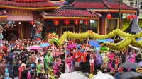 Perayaan Cap Go Meh 2025 di Kota Sukabumi dengan pertunjukan liong dan barongsai, Selasa (18/2/2025). (Liputan6.com/Fira Syahrin).