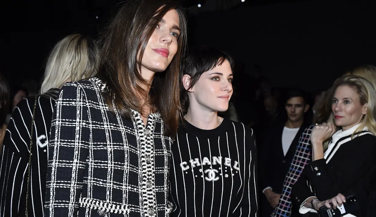 Aktris AS Kristen Stewart (kanan) dan Charlotte Casiraghi tiba untuk koleksi busana Chanel Spring/Summer 2023 selama Paris Fashion Week di Paris pada Selasa, 4 Oktober 2022. (AFP/Julien De Rosa)
