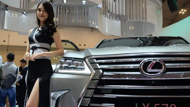 Usher berpose di depan mobil Lexus