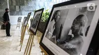 Pengunjung melihat karya lukis dan karya foto pada pameran 150 Tahun Mahatma Gandhi di kompleks Parlemen, Senayan, Jakarta, Jumat (2/10/2020). Dalam pameran ini juga memperingati 150 tahun hari kelahiran Mahatma Gandhi serta Peringatan Hari Anti Kekerasan Dunia. (Liputan6.com/Johan Tallo)