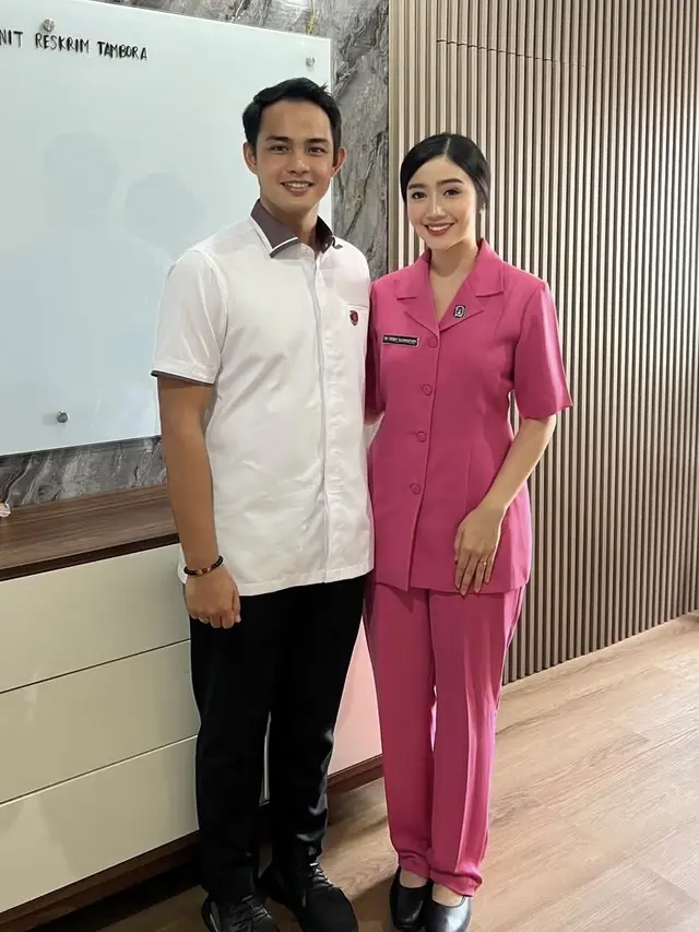 Febby Rastanty Jadi Ibu Bhayangkari Dibalut Seragam Pink. [@febbyrastanty]