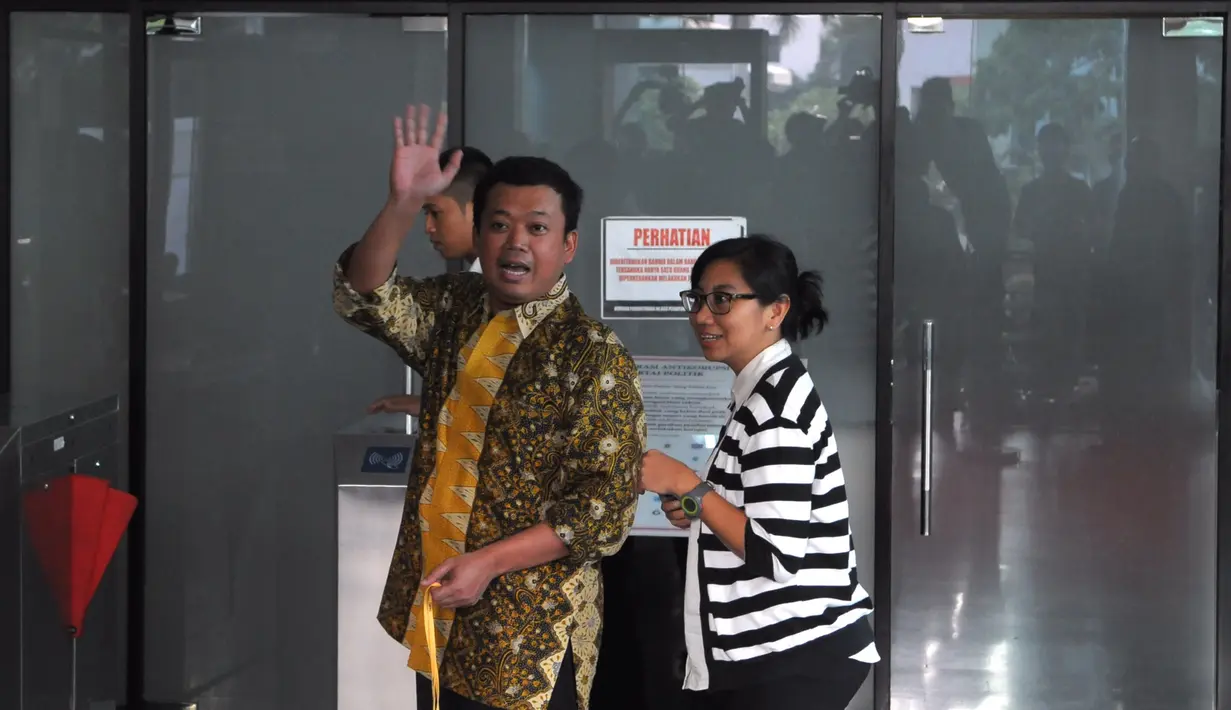 Nusron Wahid melambaikan tangan kepada awak media saat memasuki Gedung KPK, Jakarta, Kamis (26/02/2015).Kedatangan Nusron untuk berdiskusi dengan KPK mengenai upaya pemberantasan Korupsi di BNP2TKI. (Liputan6.com/Andrian M Tunay)