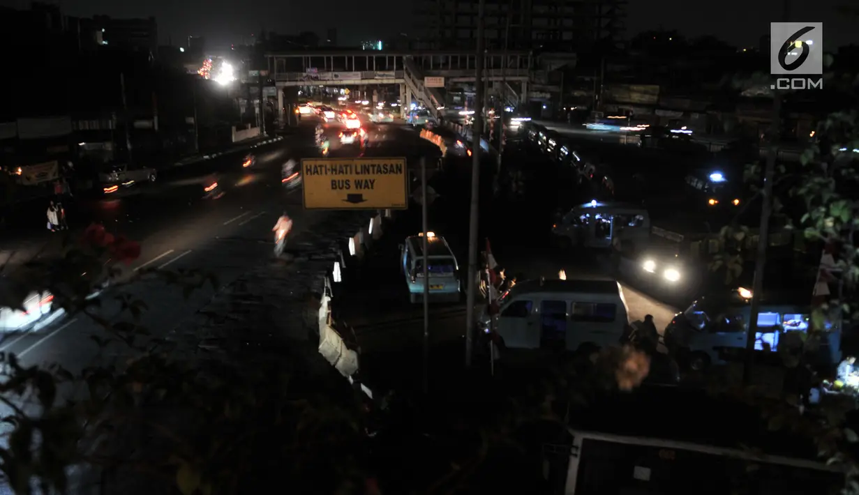 Suasana saat listrik padam di sekitar Terminal Kampung Melayu, Jakarta Timur, Minggu (4/8/2019). Pemadaman listrik serentak yang terjadi sejak Minggu siang mengubah suasana malam di ibu kota menjadi gelap gulita. (merdeka.com/Iqbal S. Nugroho)