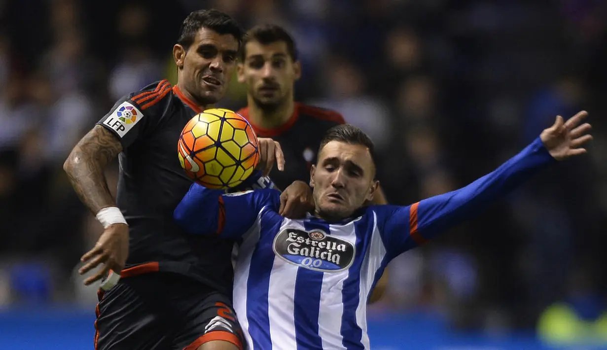4. Lucas Perez, akhirnya Arsenal berhasil mendapatkan striker baru. Melalui situs resminya, The Gunners menyambut bomber yang didatangkan dengan harga 17 juta pounds dari Deportivo itu. (AFP/Miguel Riopa)