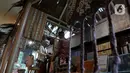 Pengunjung melihat produk lokal saat Festival UMKM di JIExpo Kemayoran, Jakarta, Sabtu (19/8/2023). (Liputan6.com/Angga Yuniar)