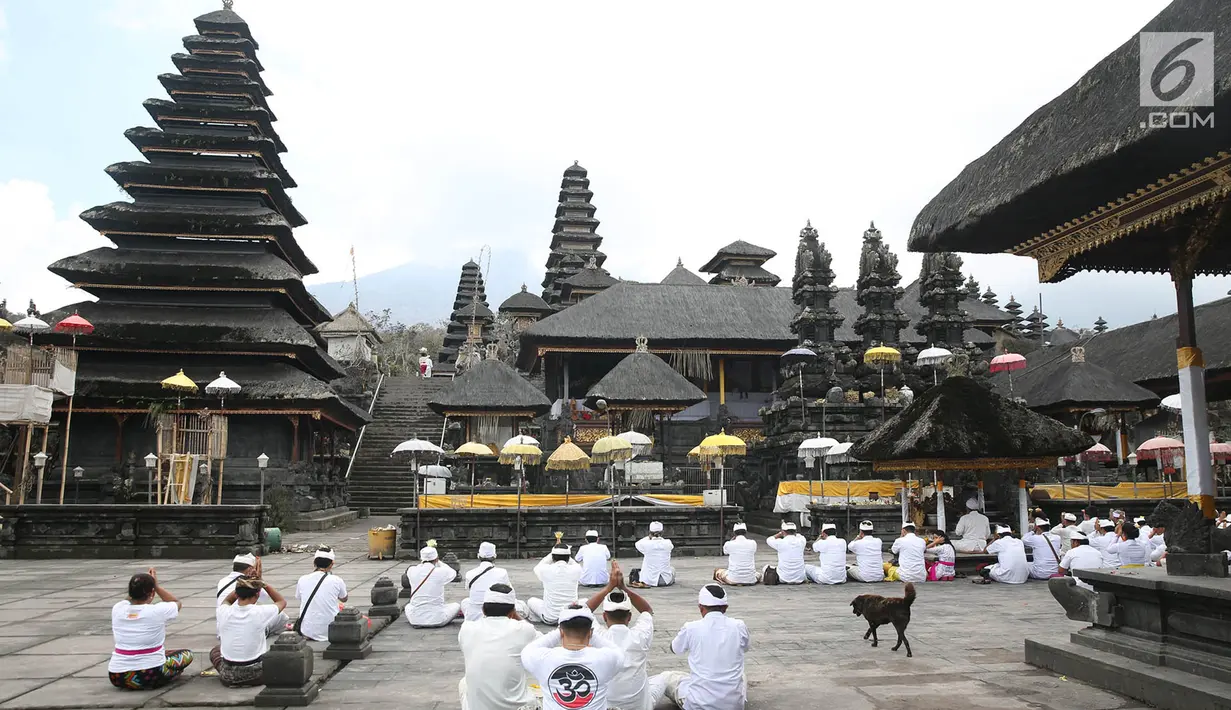 Sejumlah umat Hindu melakukan sembahyang di komplek Pura Besakih, Rendang, Bali, Minggu (3/12). Komplek Pura Besakih yang masuk dalam zona Kawasan Rawan Bencana (KRB) 3 terlihat sepi dari aktivitas ibadah serta wisatawan. (Liputan6.com/Immanuel Antonius)