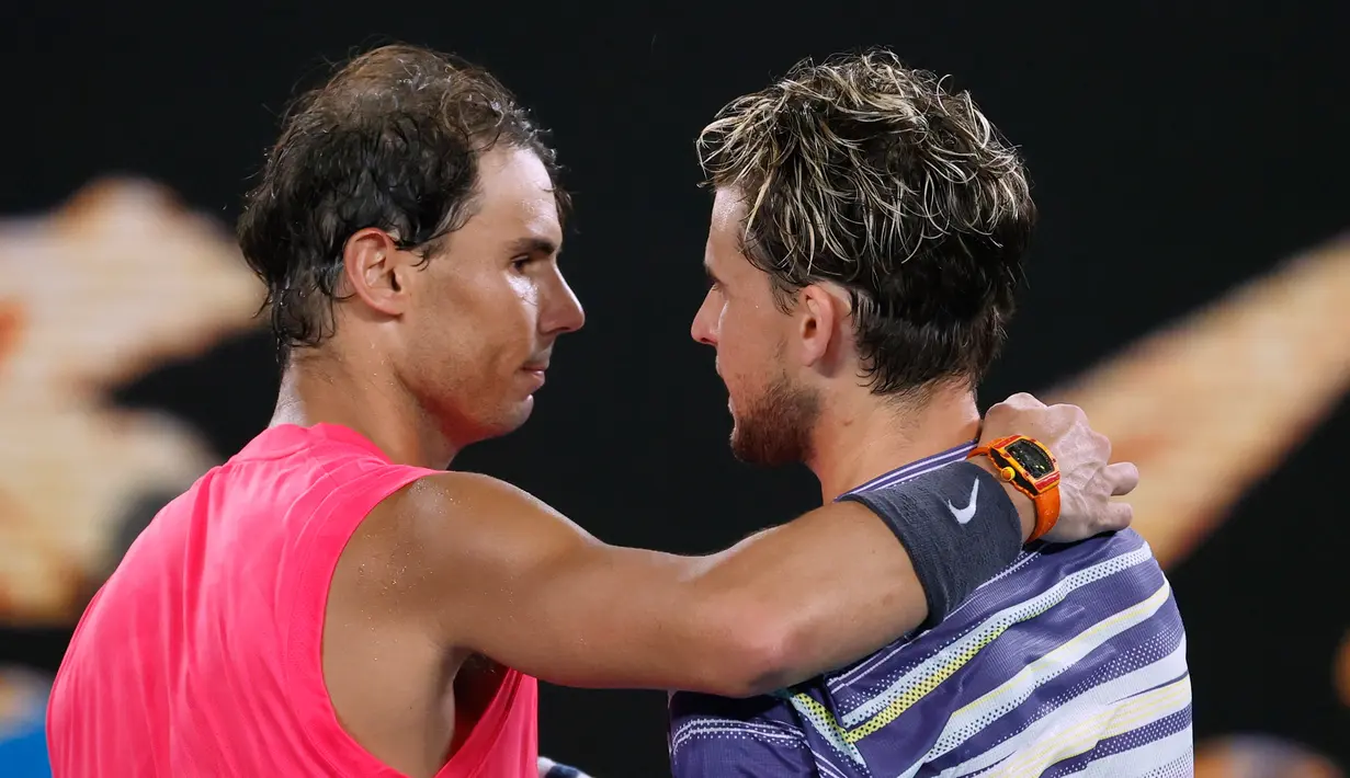 Petenis Spanyol, Rafael Nadal (kiri) memberi selamat kepada Dominic Thiem dari Austria yang telah mengalahkannya pada perempat final Australia Terbuka di Melbourne, Australia, Rabu (29/1/2020). Nadal baru sekali juara di Melbourne pada 2009. (AP Photo/Andy Wong)