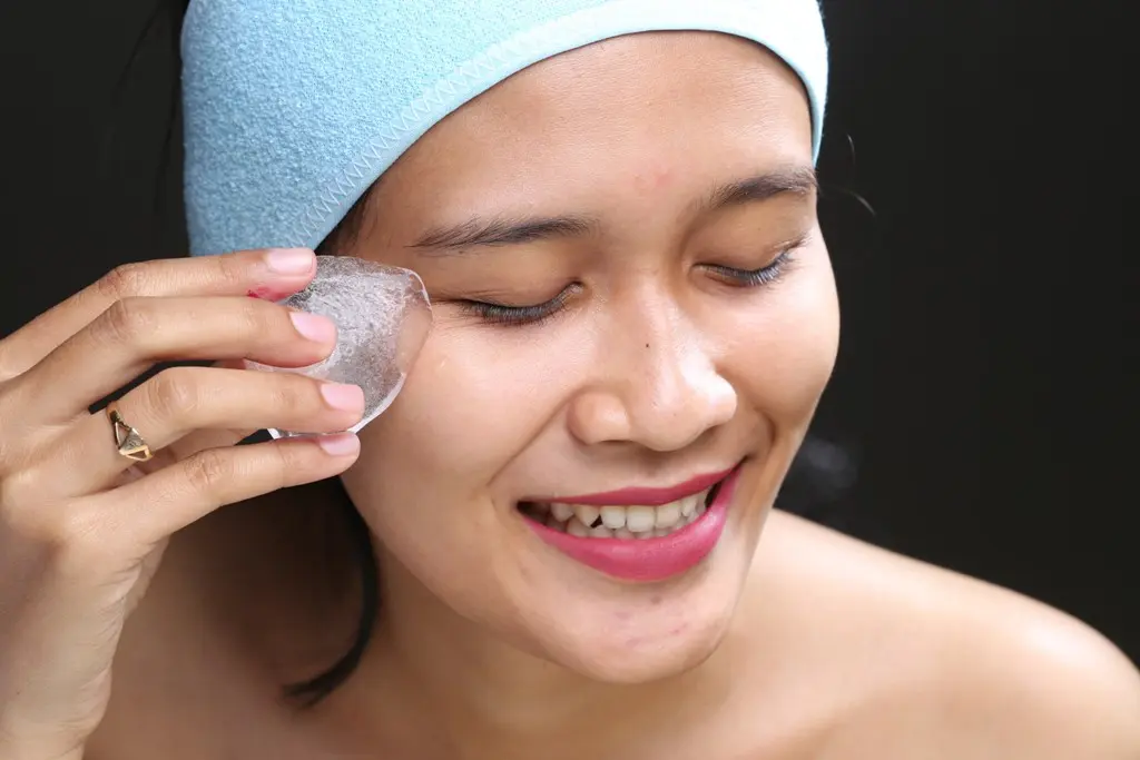 Hilangkan kantung mata dengan es batu. (Daniel Kampua/Bintang.com)