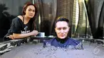 Ilusionis Demian Aditya melakukan aksi ekstrem dengan membiarkan dirinya dikubur hidup-hidup dengan semen cor, Jakarta, Jumat (22/5/2015). Sara Wijayanto tampak menemani Demian saat menjalani aksinya. (Liputan6.com/Panji Diksana) 