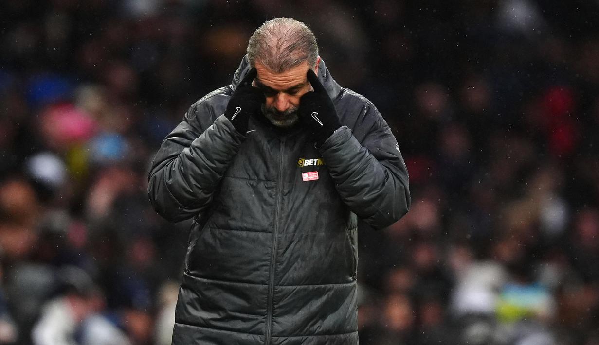 Pelatih Tottenham Hotspur, Ange Postecoglou, tak mampu menutupi kekecewaan setelah anak asuhnya kembali telan kekalahan di lanjutan Liga Inggris 2024-2025. (Mike Egerton/PA via AP)