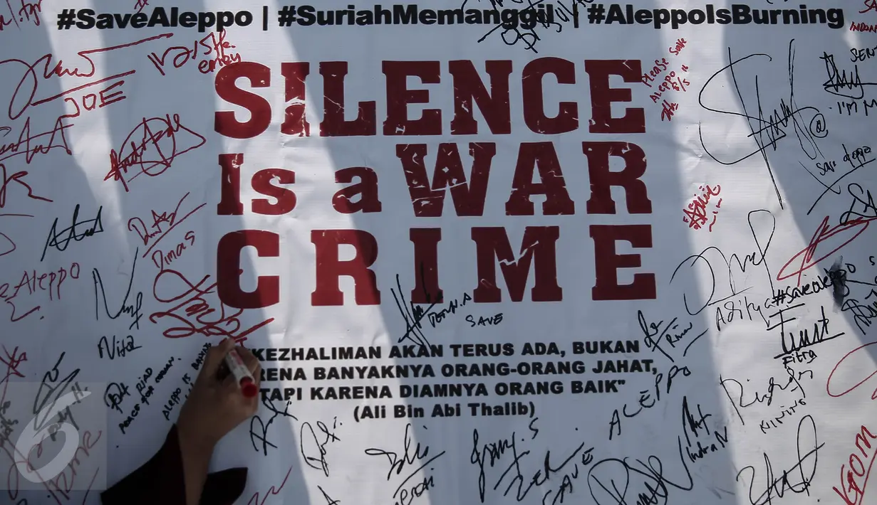 Ratusan tanda tangan dibubuhkan di atas spanduk pada aksi solidaritas peduli Suriah di kegiatan car free day Bundaran HI, Jakarta, Minggu (8/5). Aksi ini dilakukan sebagai bentuk edukasi tentang tragedi kemanusiaan di Suriah. (Liputan6.com/Faizal Fanani)