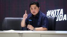 Ketua Umum PSSI, Erick Thohir memberikan keterangan kepada wartawan saat konferensi pers perihal Satgas Transparansi Keuangan PSSI yang berlangsung di GBK Arena, Senayan, Jakarta, Jumat (28/04/2023). (Bola.com/Bagaskara Lazuardi)