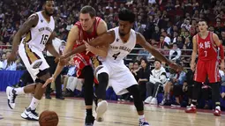 Pemain Houston Rockets, Kyle Wiltjer, dihadang pemain New Orleans Pelicans, Quinn Cook, dalam laga pramusim NBA Global Games 2016 di Beijing, China, Rabu (12/10/2016) WIB. (AP Photo/Ng Han Guan)