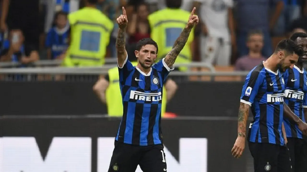 Gelandang Inter Milan, Stefano Sensi melakukan selebrasi