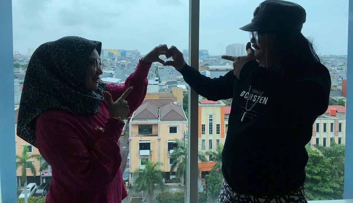 Mencoba mengikuti gaya couple anak muda. "Mau nyoba ngikutin gaya gaya anak couple kekinian … udah bener belom love nya begini ya kira kira," tulis Johny Iskandar [Instagram/jhony.isk]