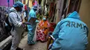 Seorang penduduk (tengah) mendaftarkan dirinya untuk menerima dosis virus corona COVID-19 saat vaksinasi keliling oleh pejabat kesehatan tentara di Kolombo Sri Lanka, Kamis (12/8/2021). (Ishara S. KODIKARA/AFP)