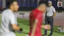 Pelatih Timnas Indonesia U-19, Fakhri Husaini saat laga melawan Timor Leste pada laga kualifikasi Grup K Piala AFC U-19 2020 di Stadion Madya Gelora Bung Karno, Jakarta, Rabu (6/11/2019). Indonesia unggul 3-1. (Liputan6.com/Helmi Fithriansyah)