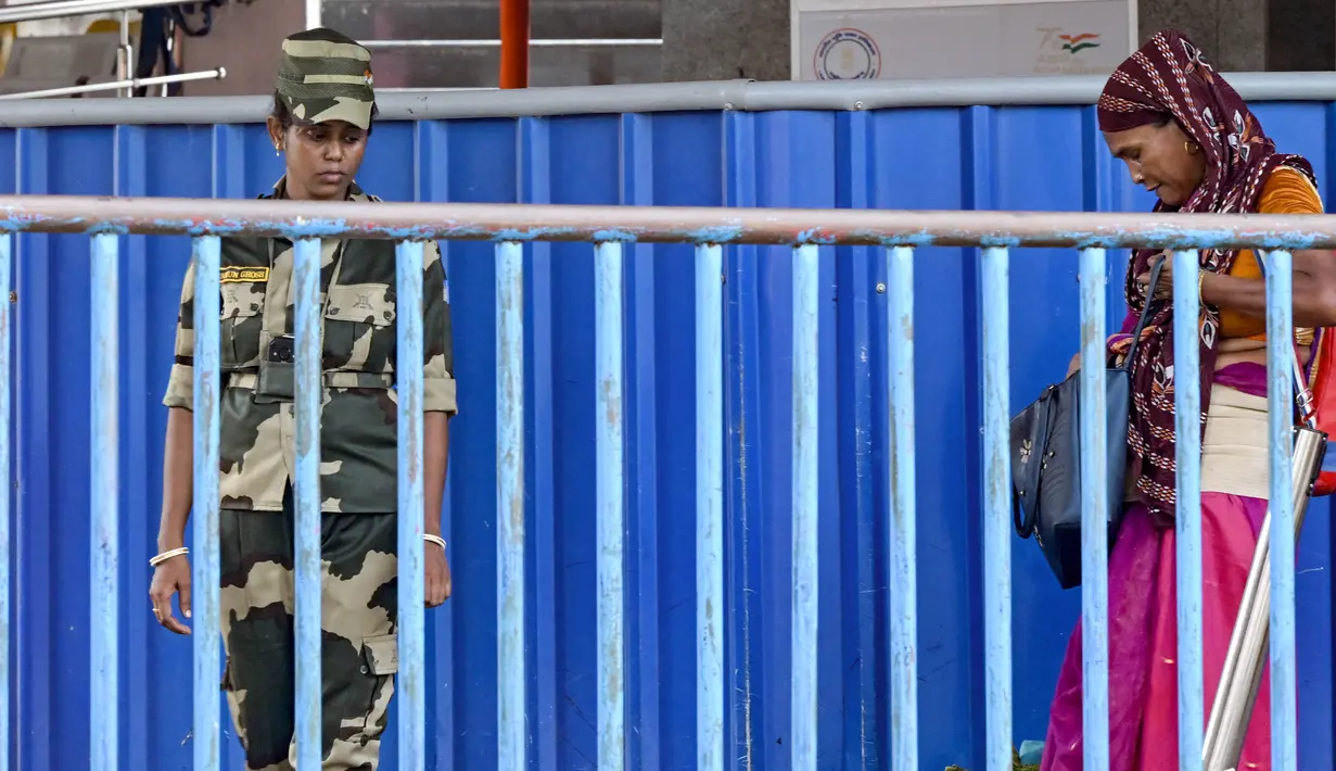 Berdasarkan data kepolisian, pejabat pemerintah dan dokter-dokter rumah sakit setempat, setidaknya ada 409 orang tewas di Bangladesh sejak unjuk rasa marak pada Juli lalu. (Dibyangshu SARKAR/AFP)