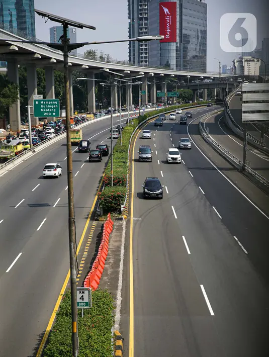 Arus kendaraan yang melintasi Tol Dalam Kota, Jakarta, Kamis (29/7/2021). Jasa Marga menyebut volume lalu lintas kendaraan di tol turun sebesar 40,97 persen selama masa Pemberlakuan Pembatasan Kegiatan Masyarakat (PPKM) Darurat Jawa-Bali pada 3-20 Juli 2021. (Liputan6.com/Faizal Fanani)