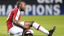 Arsenal's William Gallas holds his leg after being injured during their Champions League cup football match against Villareal at Madrigal Stadium in Villarreal on April 7, 2009. AFP PHOTO/DIEGO TUSON 