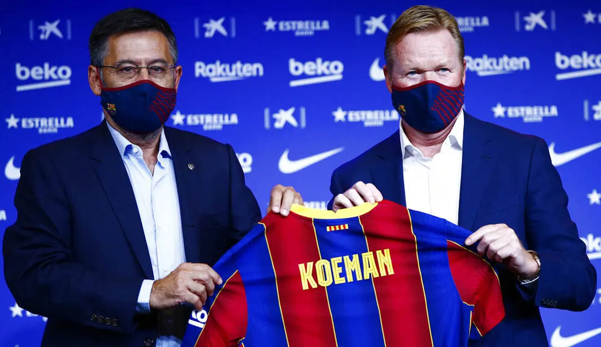 Presiden Barcelona, Josep Maria Bartomeu foto bersama pelatih baru Barcelona, Ronald Koeman, saat acara perkenalan di Barcelona, Rabu (20/8/2020). Koeman resmi menjadi pelatih Barcelona untuk dua tahun kedepan. (AP/Joan Monfort)