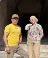 Sementara itu, sang ayah Ridwan Kamil tampil dengan atasan kaos kuning dipadukan celana coklat serasi dengan topi capnya. [@camilliazr]