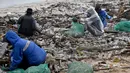 Kotornya pantai-pantai di Bali akibat kiriman sampah laut mendapatkan sorotan dari pelaku pariwisata dan wisatawan. (SONNY TUMBELAKA/AFP)