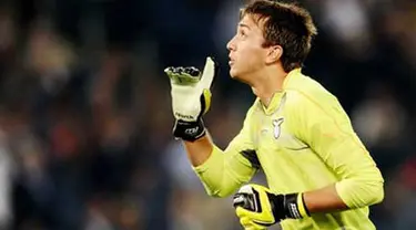 Kegembiraan kiper Lazio asal Uruguay, Fernando Muslera menyusul gol Sergio Floccari ke gawang AC Milan dalam lanjutan Serie A di Olympic Stadium, 22 September 2010. Skor 1-1. AFP PHOTO / VINCENZO PINTO 