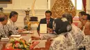 Sejumlah pengurus Persatuan Guru Republik Indonesia (PGRI) bertemu dengan Presiden Joko Widodo (Jokowi) di Istana Merdeka, Jakarta, Senin (6/5/2015). (Liputan6.com/Faizal Fanani)