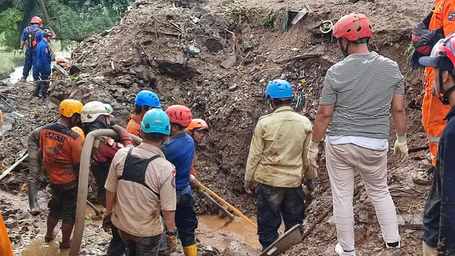 Pencarian empat korban longsor di Kampung Sinarsari, Kelurahan Empang, Kecamatan Bogor Selatan, Kota Bogor terkendala bongkahan batu dan beton.