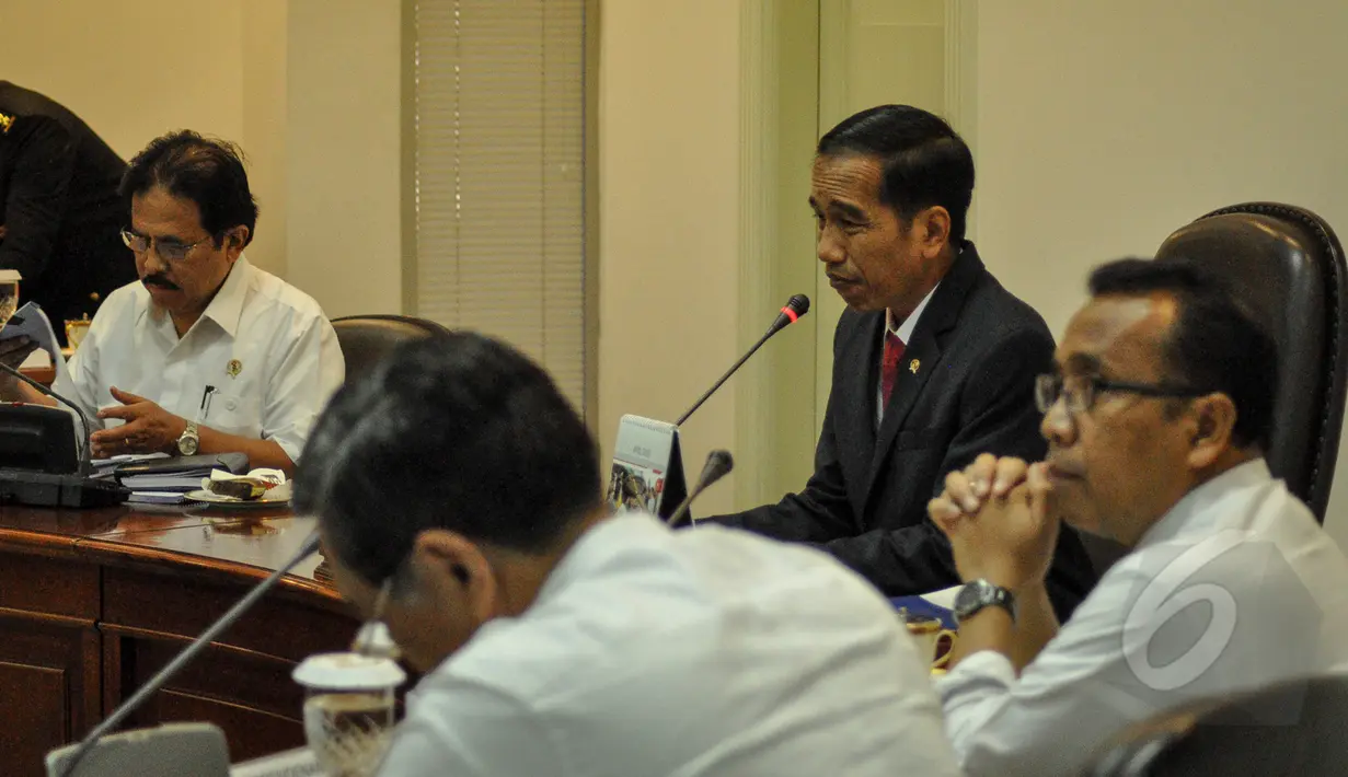 Presiden Joko Widodo  memimpin rapat terbatas di Kantor Presiden, Jakarta, Senin (6/4/2015). Rapat membahas tentang ketersediaan beras nasional (Liputan6.com/Faizal Fanani)