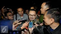 Menteri ESDM, Sudirman menjawab pertanyaan wartawan saat tiba di KPK, Jakarta, Jumat (13/11). Sudirman Said diperiksa sebagai saksi dalam kasus suap proyek pembangkit listrik mikro hidro di Kabupaten Deiyai, Papua. (Liputan6.com/Helmi Afandi)