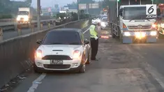 Sebuah mobil mewah ditinggal begitu saja oleh pemiliknya di ruas tol Kembangan, Jakarta Barat sejak Malam.