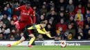 Pemain Liverpool Divock Origi (kiri) berebut bola dengan pemain Watford Kiko Femenia pada pertandingan Liga Inggris di Vicarage Road Stadium, Watford, Inggris, Sabtu (29/2/2020). Watford membantai Liverpool 3-0. (AP Photo/Alastair Grant)