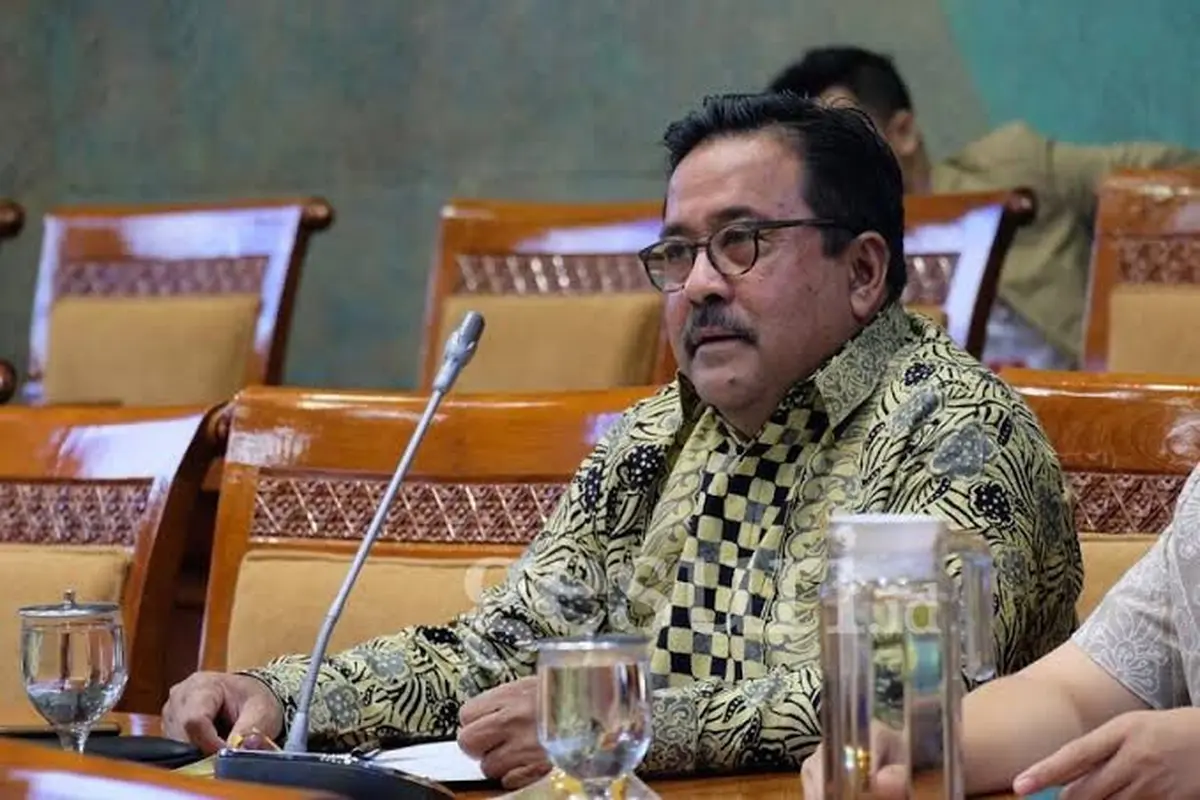 Anggota Fraksi PDI Perjuangan DPR RI Rano Karno menilai Menteri Pendidikan, Kebudayaan, Riset, dan Teknologi (Mendikbudristek) Nadiem Makarim bisa berani mengevaluasi Peraturan Menteri tentang PPDB.
