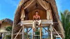 Pemilik nama lengkap Barakatullah Valentino Peter sudah terjun ke dunia hiburan sejak tahun 2018. Awal kemunculannya yaitu pada sebuah film berjudul Sesuai Aplikasi tahun 2018. Selain itu ia pun dikenal sebagai seorang model. (Liputan6.com/IG/baravalentino_)