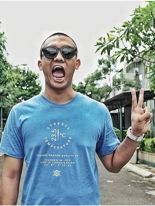 "Semua yang ngata-ngatain gue, istri, anak dan keluarga gue, bukan orang yang ga beragama kok tapi mungkin kurang bisa nerima variabel kebaikan yang ga keliatan di mata mereka. Gue hidup udah pernah ditolong temen gue dari berbagai macam agama,"lanjutnya