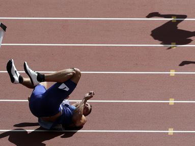 Pelari Amerika Serikat, Trey Hardee terjatuh saat mengikuti nomor lari halang rintang 110-meter  pada World Athletics Championships, London (12/8/2017). (AP/Tim Ireland)