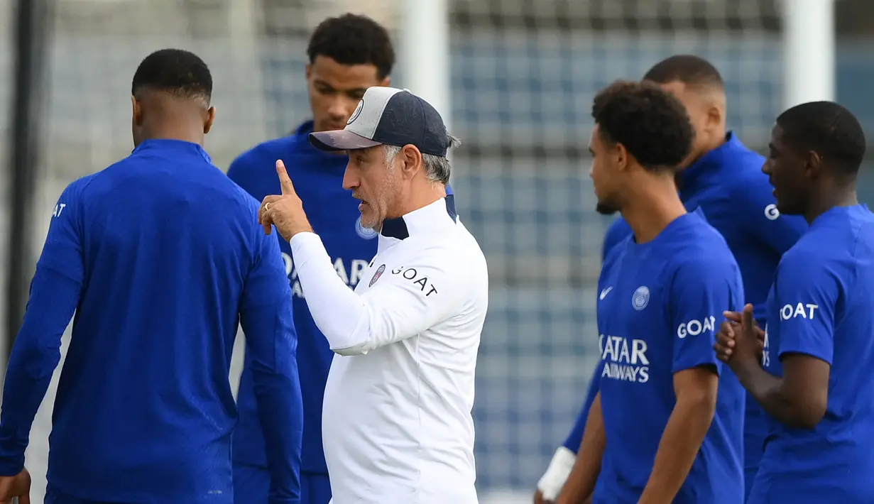 Manajer Paris Saint-Germain (PSG) Luis Campos memberi instruksi kepada para pemain dalam sesi latihan menjelang laga matchday 1 Grup H Liga Champions kontra Juventus di Saint-Germain-en-Laye di luar Paris, Senin (5/9/2022). Juventus maupun PSG mempunyai pemain yang mengesankan di skuadnya dan ingin memenangkan pertandingan UEFA Champions League ini. (Photo by FRANCK FIFE / AFP)