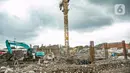 Alat berat terlihat di lokasi pembangunan Kampung Susun Akuarium di Jakarta, Rabu (17/2/2021). Progres pembangunan Kampung Susun Akuarium tersebut telah mencapai 30 persen dan ditargetkan rampung pada Agustus 2021 mendatang. (Liputan6.com/Faizal Fanani)