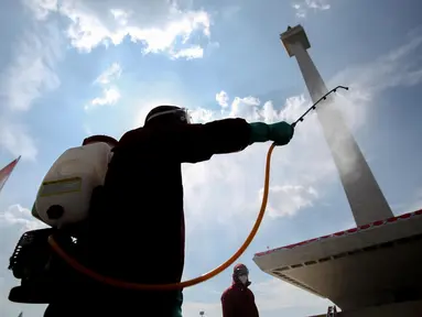 Petugas Pemadam Kebakaran menyemprotkan cairan disinfektan di lingkungan Monas, Jakarta, Rabu (17/6/2020). Penyemprotan dilakukan untuk mencegah penyebaran COVID-19 dalam rangka persiapan pembukaan kembali Monumen Nasional (Monas) pada Sabtu, 20 Juni 2020.  (Liputan6.com/Faizal Fanani)