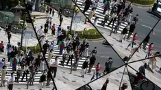 Pejalan kaki terlihat di langit-langit cermin di pusat perbelanjaan di Tokyo (11/6/2020). Cuaca panas terus berlanjut di wilayah metropolitan karena suhunya diperkirakan akan naik menjadi 31 derajat Celsius (87,8 derajat Fahrenheit), menurut biro meteorologi Jepang. (AP Photo/Eugene Hoshiko)