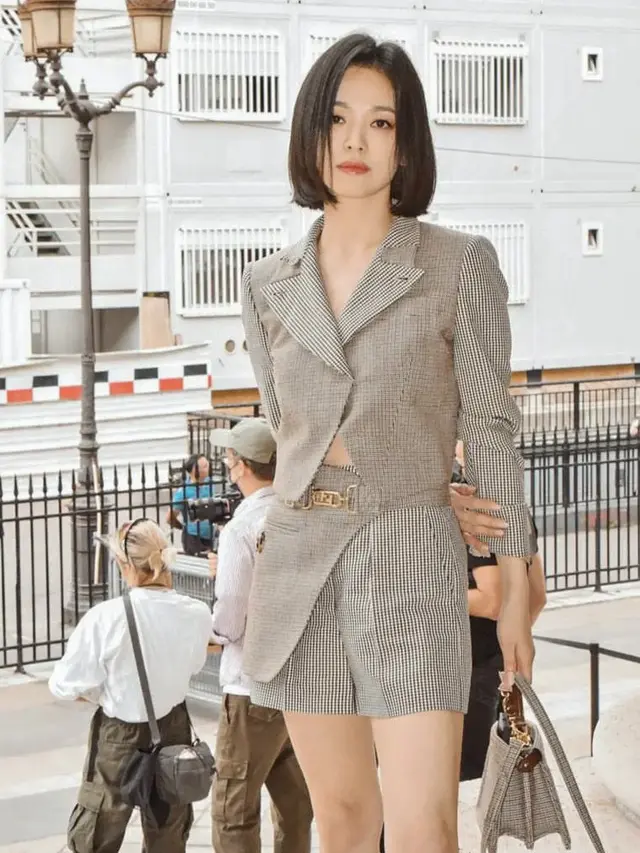 Pesona Song Hye Kyo Bergaya Business Woman di Fendi Paris, credit: @songhyekyozone
