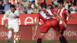 Cristiano Ronaldo (kiri) melepaskan tembakan melewati adangan pemain Gironavies, Juan Pedro Ramirez pada lanjutan La Liga Santander di Municipal de Montilivi stadium, Girona , (29/10/2017). Madrid kalah 1-2. (AFP/Josep Lago)