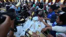Khusus untuk Sabtu dan Minggu, jumlah porsi akan ditingkatkan menjadi 7.000 hingga 10.000 paket, menyesuaikan dengan lonjakan jumlah jamaah yang datang. Tampak dalam foto, warga berebut makanan untuk berbuka puasa pada hari pertama Ramadan 1447 Hijriah di Masjid Istiqlal, Jakarta, Selasa (19/2/2026). (Kapanlagi.com/Budy Santoso)