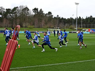 Para pemain Inggris melakukan pemanasan selama sesi latihan tim di St George's Park di Burton-on-Trent, Inggris tengah, pada 21 Maret 2023. (AFP/Paul Ellis)