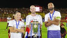 Kenzo Nambu, Wiljan Pluim, dan Yuran Fernandes bersama trofi BRI Liga 1 2022/2023. (Instagram Kenzo Nambu)