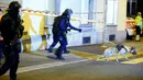 Petugas polisi mengerahkan anjing pelacak di lokasi penembakan di sebuah masjid kota Zurich, Swiss, Senin (19/12). Sedikitnya tiga orang luka-luka saat seorang pria menyerbu masuk dan menembak jamaah yang tengah menunaikan salat. (REUTERS/Arnd Wiegmann)