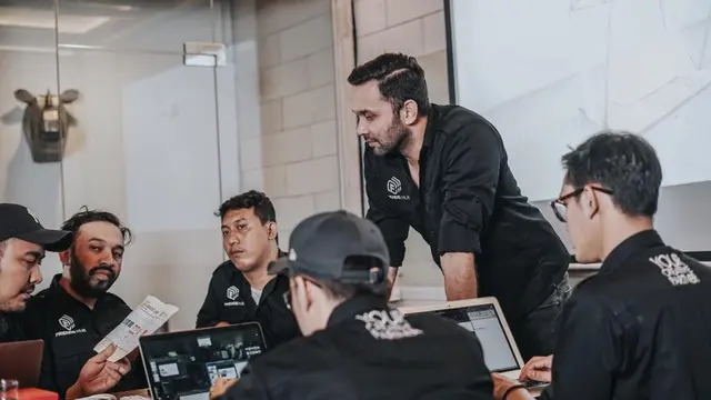 Teuku Zacky alias Jordan bersama para rekan kerja di FriendsHub Indonesia. (Foto: Dok. Koleksi Pribadi Teuku Jordan)